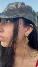 Load image into Gallery viewer, Gold seashell earrings