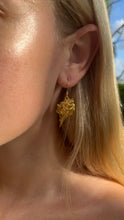 Load image into Gallery viewer, Gold seashell earrings