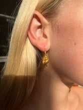 Load image into Gallery viewer, Gold shell earrings