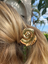 Load image into Gallery viewer, Gold Shell Clip