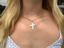 Load image into Gallery viewer, Gold Pearly Necklace