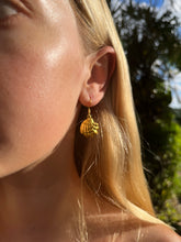 Load image into Gallery viewer, Coast shell earrings
