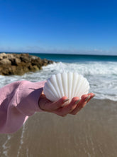 Load image into Gallery viewer, White Seashell Candle
