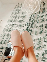 Load image into Gallery viewer, Basic Pink Slippers
